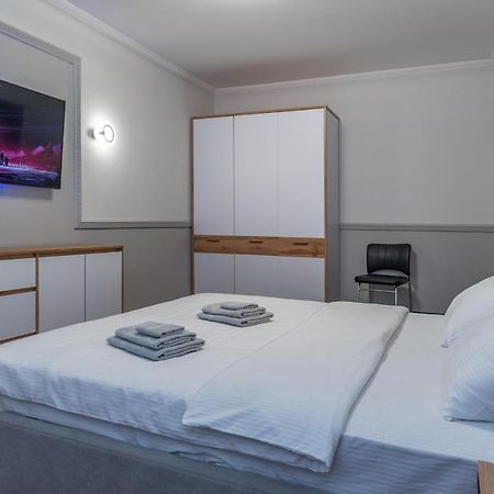 Modern 3 Bedroom Apartment Kiev Eksteriør billede